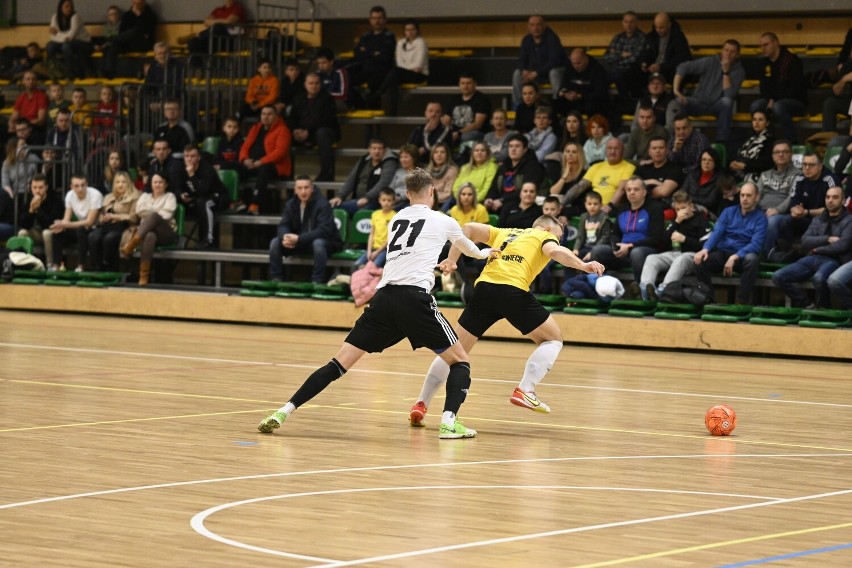 Futsal Świecie (żółte koszulki) pokonał w derbowym meczu TAF...