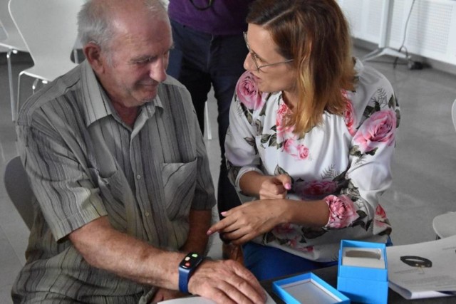 Specjalne bransoletki mają już seniorzy między innymi z okolic Nowego Tomyśla