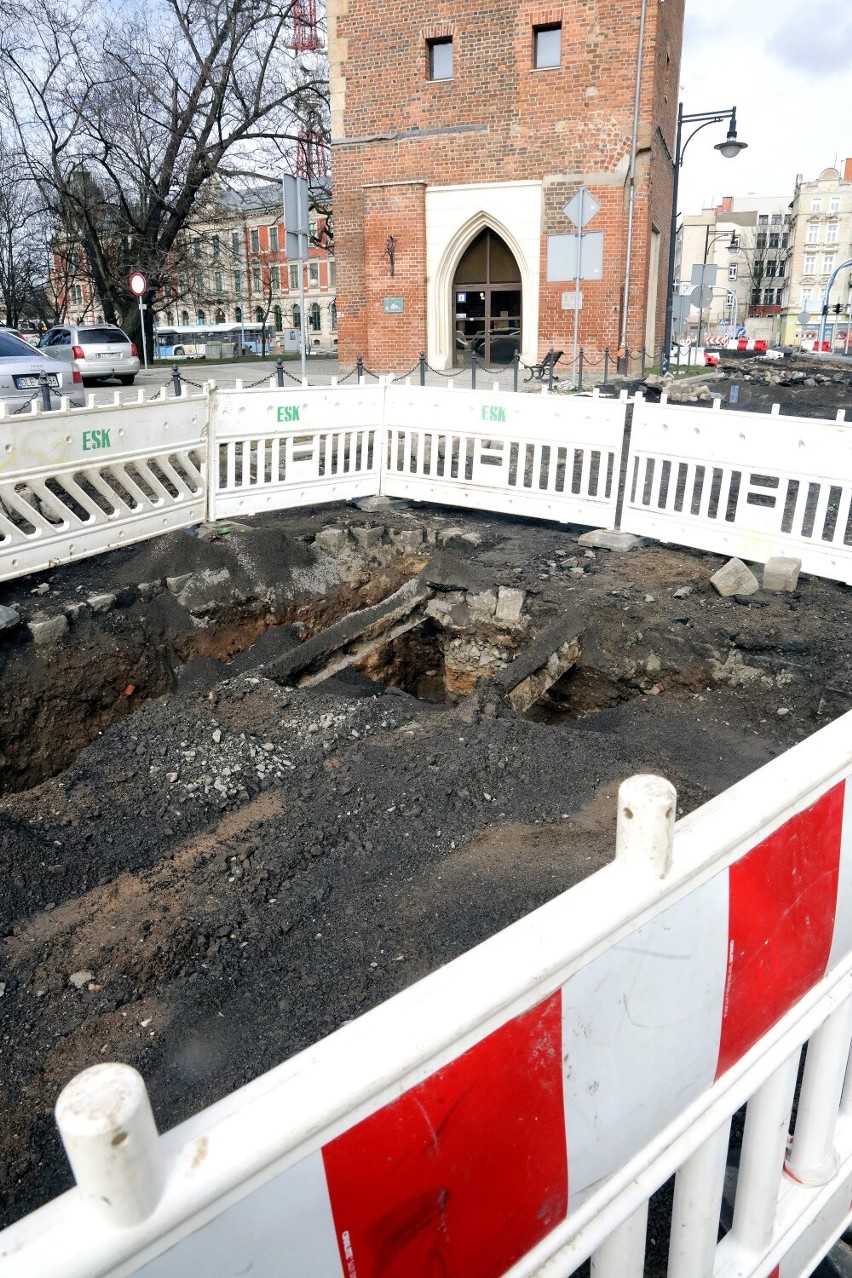 Remont ulicy Pocztowej w Legnicy. Odkryto tory tramwajowe, zobaczcie zdjęcia