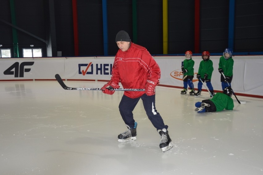 Curling dla najmłodszych. Nowe zajęcia w Arenie Lodowej w Tomaszowie Maz. organizowane przez Klub Sportowy Trener (foto)