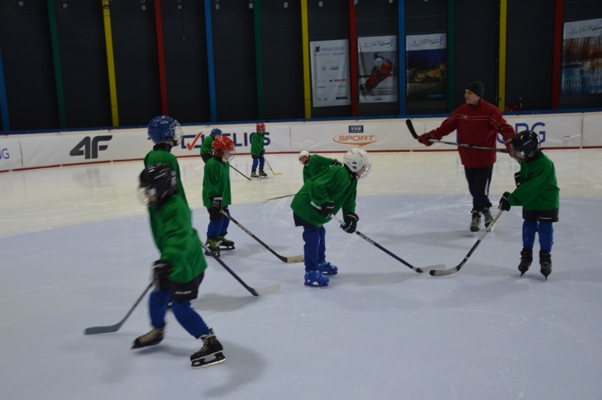 Curling dla najmłodszych. Nowe zajęcia w Arenie Lodowej w Tomaszowie Maz. organizowane przez Klub Sportowy Trener (foto)