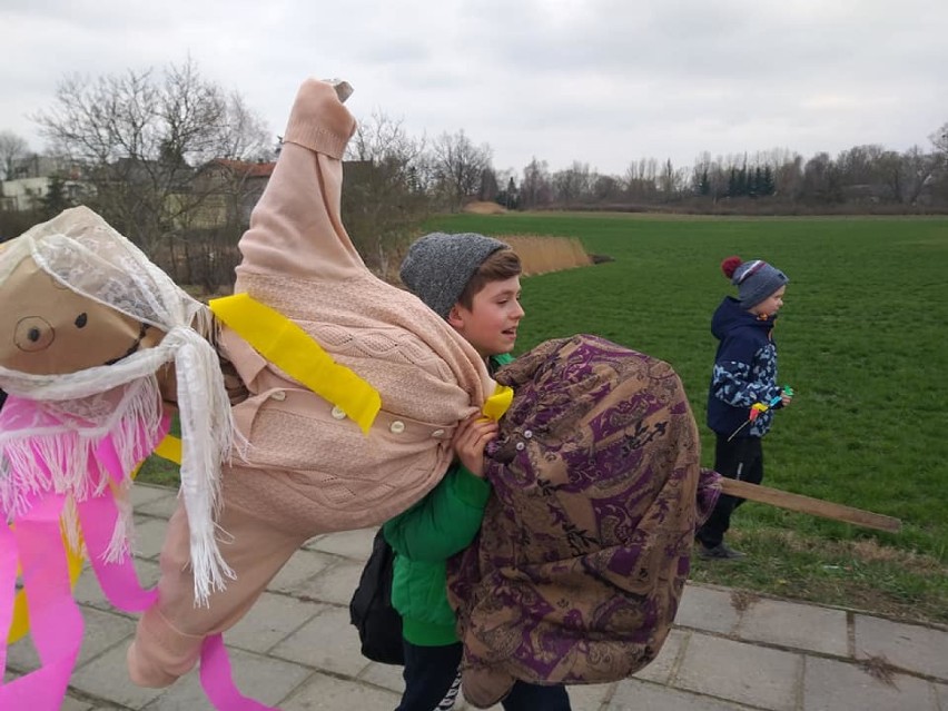 Pożegnanie zimy w Łeknie. Dzieci zrobiły piękną marzannę, którą na rękach dzielnie niósł Tymek i kolorowe gaiki. 