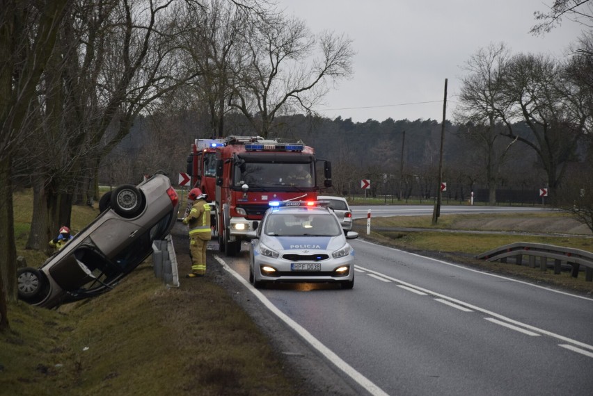 Dachowanie w Pamiętnej pod Skierniewicami. Mężczyzna, o własnych siłach, opuścił pojazd