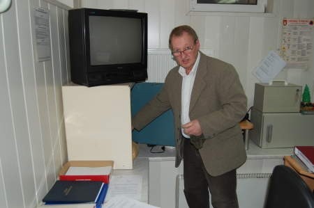 Znalezione przedmioty przechowywane są m.in. w sejfie. Na zdjęciu Wacław Brzezicki. FOT. WOJCIECH PIEPIORKA