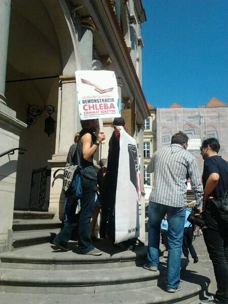 Protest anarchistów przed Ratuszem w Poznaniu: Chleba zamiast igrzysk! [ZDJĘCIA]