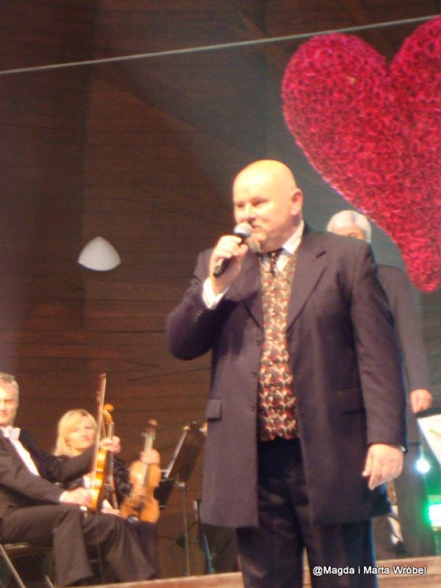 Koncert prowadził Mirosław Satora, prezydent Fundacji Pro Omnibus, organizatora festiwalu. Fot. M. Wr&oacute;bel