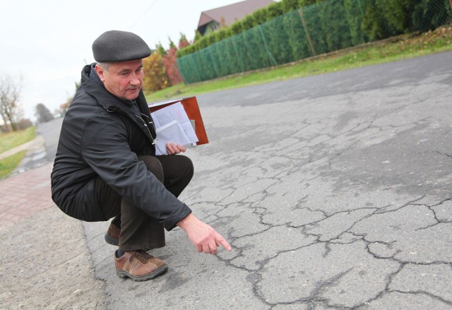 Waldemar Banaszczyk pokazuje popękaną drogę