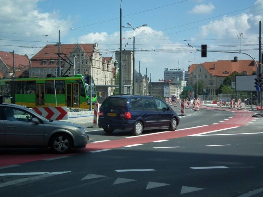 Pomimo otwarcia dla ruchu samochodowego i tramwajowego ronda...