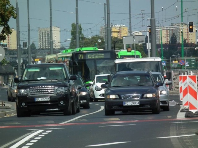 Pomimo otwarcia dla ruchu samochodowego i tramwajowego ronda Kaponiera, Poznań nadal jest bardzo nieprzyjaznym miejscem dla kierowców.