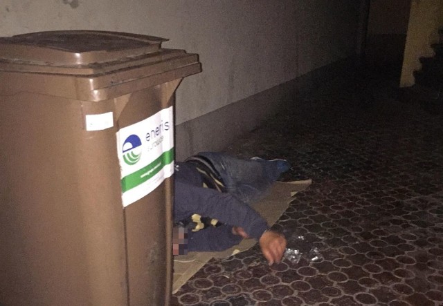 Pijani bezdomni wchodzą przez bramy do kamienic przy kieleckim Rynku  i śpią na klatkach schodowych lub na podwórzu. Najgorsze jest to, że załatwiają tu  potrzeby fizjologiczne.