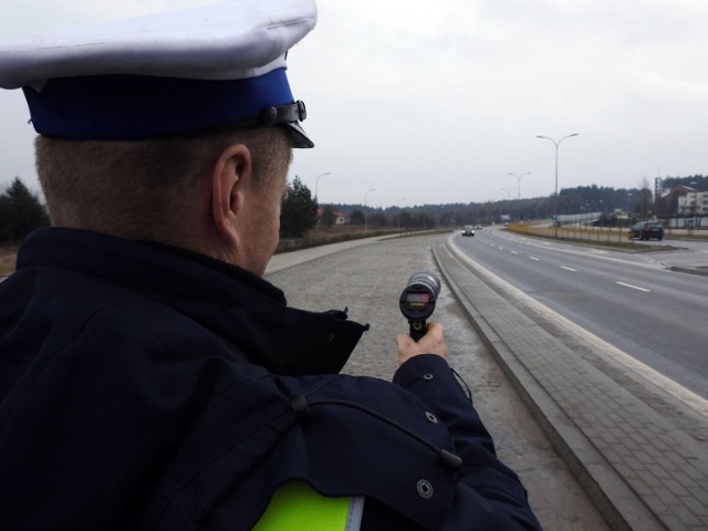 Zgodnie z obowiązującymi przepisami ruchu drogowego w obszarze zabudowanym maksymalna prędkość z jaką mogą się poruszać pojazdy to 50 km/h (5.00-23.00)