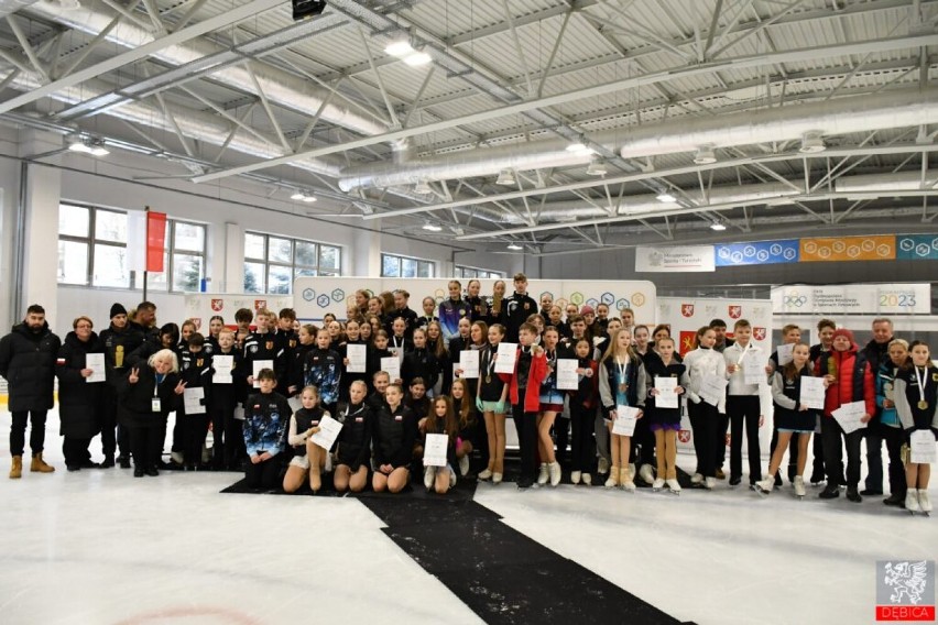 Ceremonia medalowa na lodowisku w Dębicy. Młodzi łyżwiarze figurowi z całego kraju brali udział w XXIX Ogólnopolskiej Olimpiadzie