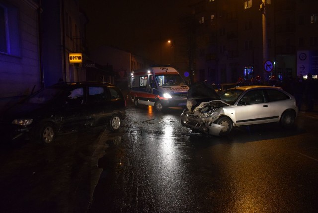 Wypadek na ulicy Jagiellońskiej w Skierniewicach – zderzył się samochód rover z oplem zafirą – obydwaj kierowcy zostali odwiezieni do szpitala.