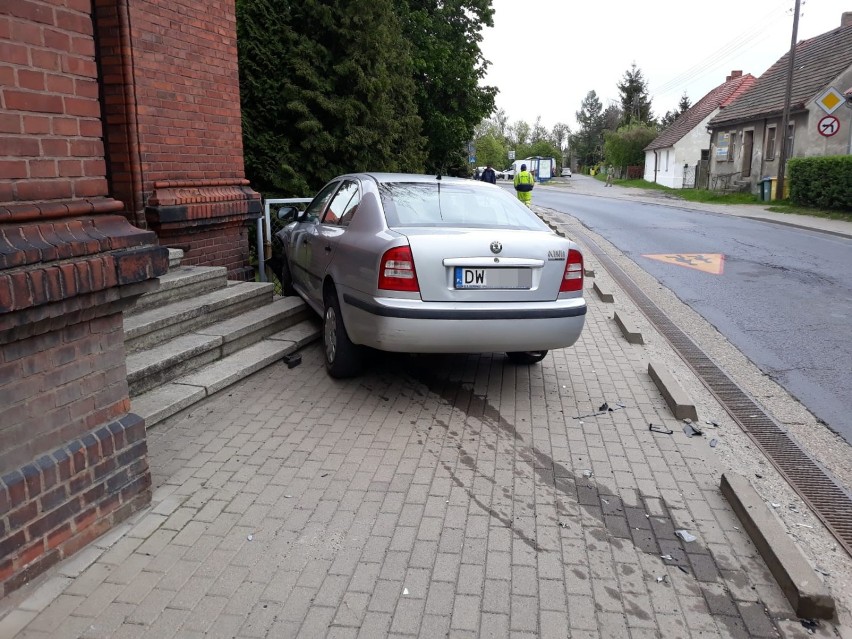 Wrocław. Rozpędzone auto prawie wjechało do kościoła. Zobacz zdjęcia!