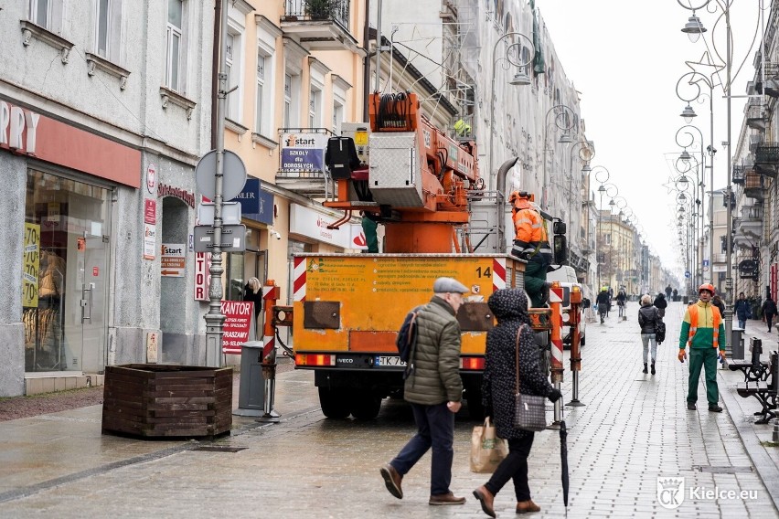 Znikają świąteczne ozdoby z ulic Kielc. Ostatnia chwila na spacer przy iluminacji   