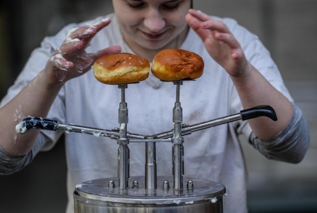 Tak wygląda produkcja pączków w piekarni Grzegorza Pellowskiego