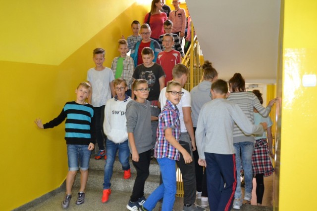 W piątek miała miejsce ewakuacja uczniów Szkoły Podstawowej w Sierakowicach. Na szczęście była to akcja zaplanowana wcześniej przez dyrekcję placówki.