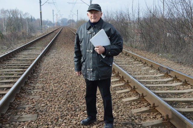 Henryk Hildebrandt od wielu lat walczy o to, aby przy ul, Głębokiej w Tarnowie odbudowano tunel pod torami kolejowymi. Mi zakazu, wielu mieszkańców wciąż ryzykuje przechodząc przez torowisko