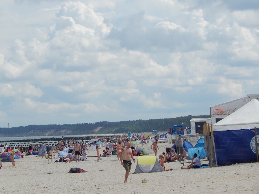 Kłębiaste chmury burzowe na niebie i chwilowa pogoda na spacer w Ustce