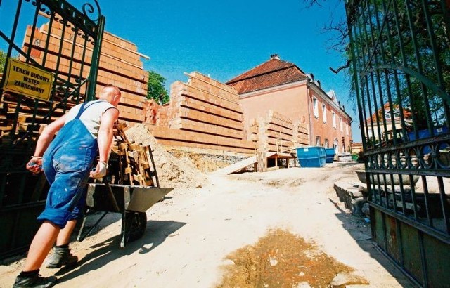 Widoczne w tle Muzeum Sztuk Użytkowych &#8211; dzięki powstającemu zamkowi &#8211; może także zmienić swoją elewację