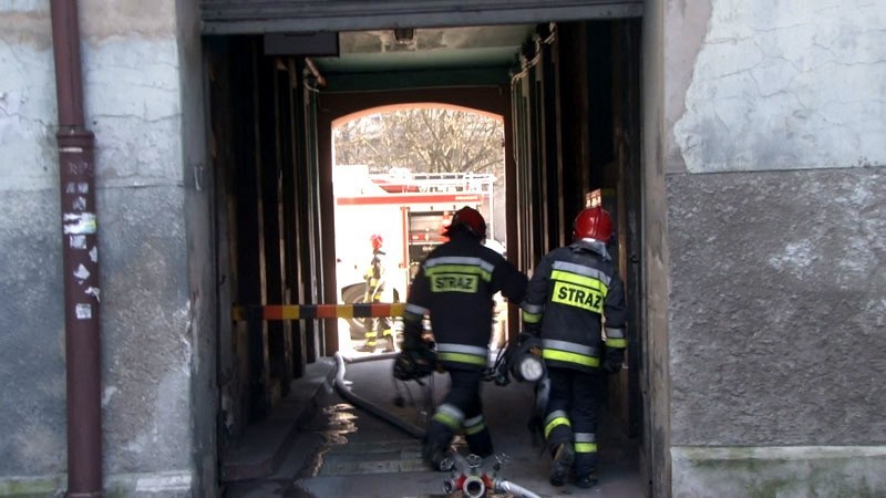 Pożar w kamienicy przy ul. Sienkiewicza w Łodzi. 2 osoby ranne [ZDJĘCIA]