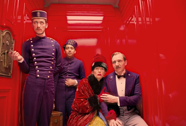 Na co iść do kina w święta wielkanocne? [PRZEGLĄD]

"Grand Budapest Hotel”
To film, na który warto czekać. Wes Anderson, twórca wspaniałych “Kochanków z Księżyca” zgromadził przed kamerą całą plejadę znakomitych aktorów. Na ekranie spotkamy Ralpha Fiennesa, F. Murraya Abrahama, Edwarda Nortona, Mathieu Amalrica, Adriena Brody, Willema Dafoe, Jude Lawa, Tildę Swinton, Harvey’a Keitela, Billa Murray’a czy Owena Wilsona. Historia kręci się wokół portiera słynnego hotelu, który zostaje uwikłany w aferę z kradzieżą renesansowego obrazu. Miłośnicy kina Andersona odnajdą w tym filmie jego ironiczne poczucie humoru i żonglowanie gatunkami filmowymi, od kina akcji, przez melodramat po farsę z elementami horroru. 

Wygraj książkę "Czterech: Brochwicz, Miodowicz, Niemczyk, Sienkiewicz"