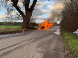Auto stanęło w ogniu na drodze między Żabnem a Krajkowem