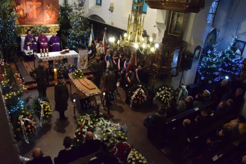 Pogrzeb Józefy Krośnickiej Ambasador Pruszcza. Mieszkańcy pożegnali wieloletnią nauczycielkę, miłośniczkę historii [ZDJĘCIA, WIDEO]