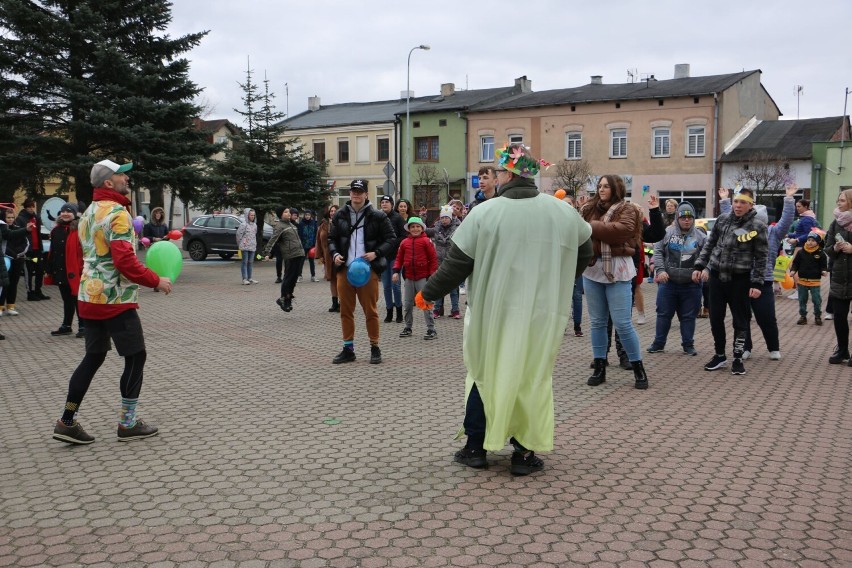 Kolorowy korowód z okazji "Pierwszego Dnia Wiosny" i...