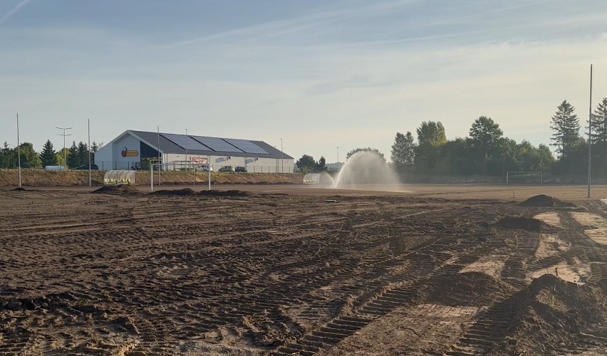 Drugi etap modernizacji boiska w Ińsku. Remontują budynek socjalny