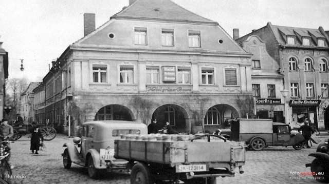 Lata 1930-1940 
Nieistniejące budynki w rynku przy na skrzyżowaniu ulic Odrodzenia i Bolesława Chrobrego w Lubinie. 