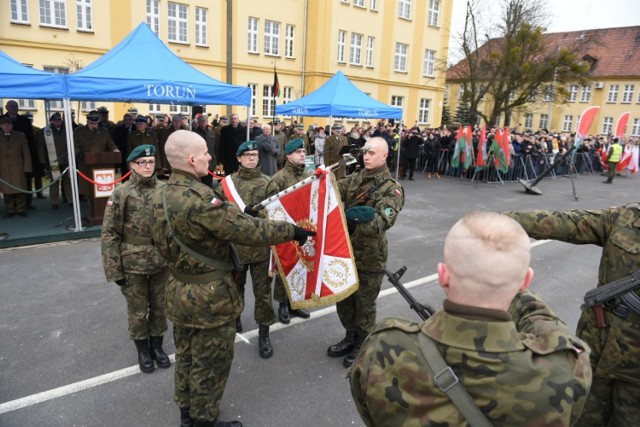 W sobotę, 23 lutego, uroczystą przysięgę wojskową kończącą podstawowe szkolenie do Narodowych Sił Rezerwowych złożyło 109 elewów. Żołnierze teraz rozpoczną szkolenie specjalistyczne w CSAiU. Zobaczcie zdjęcia ze ślubowania!

WIĘCEJ ZDJĘĆ NA KOLEJNYCH STRONACH >>>> 