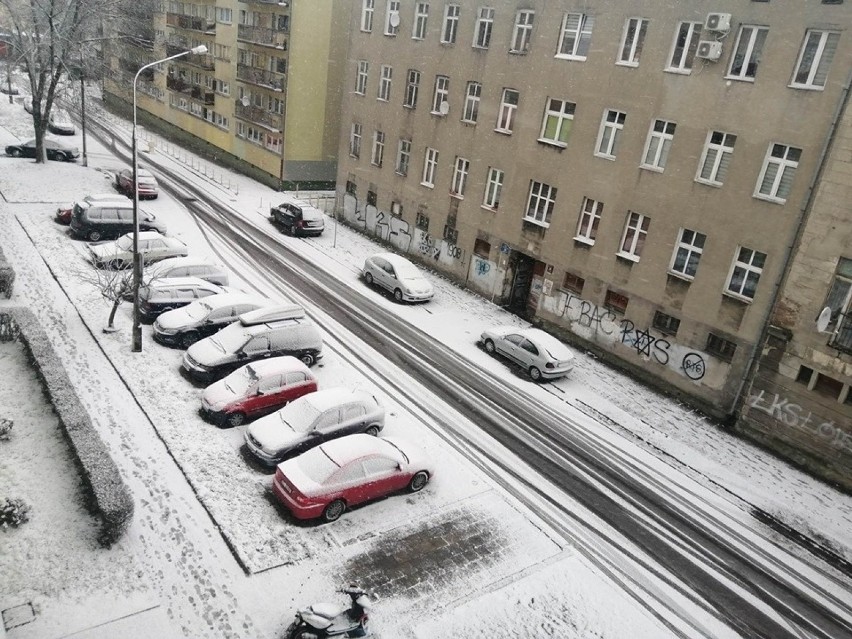 Pierwszy śnieg w Łodzi! Sytuacja na drogach. Zdjęcia