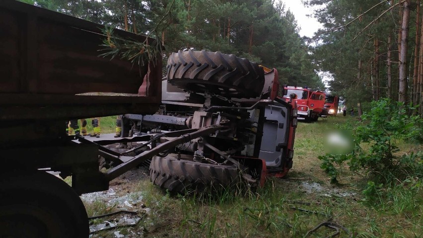 Wypadek ciągnika rolniczego w Wólce Kuligowskiej (gmina Poświętne). Nie żyje kierowca traktora