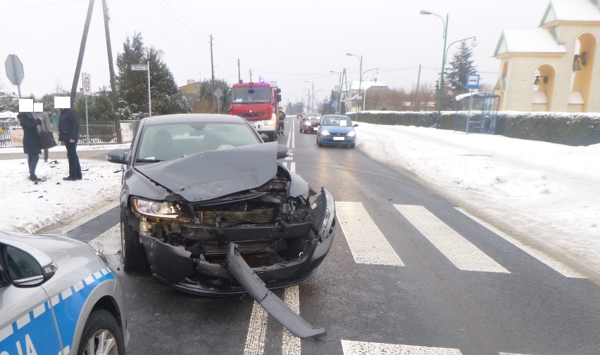 Zderzenie volvo i bmw na ulicy Oleskiej w Lublińcu. Bmw uszkodziło znak drogowy znajdujący się na chodniku ZDJĘCIA