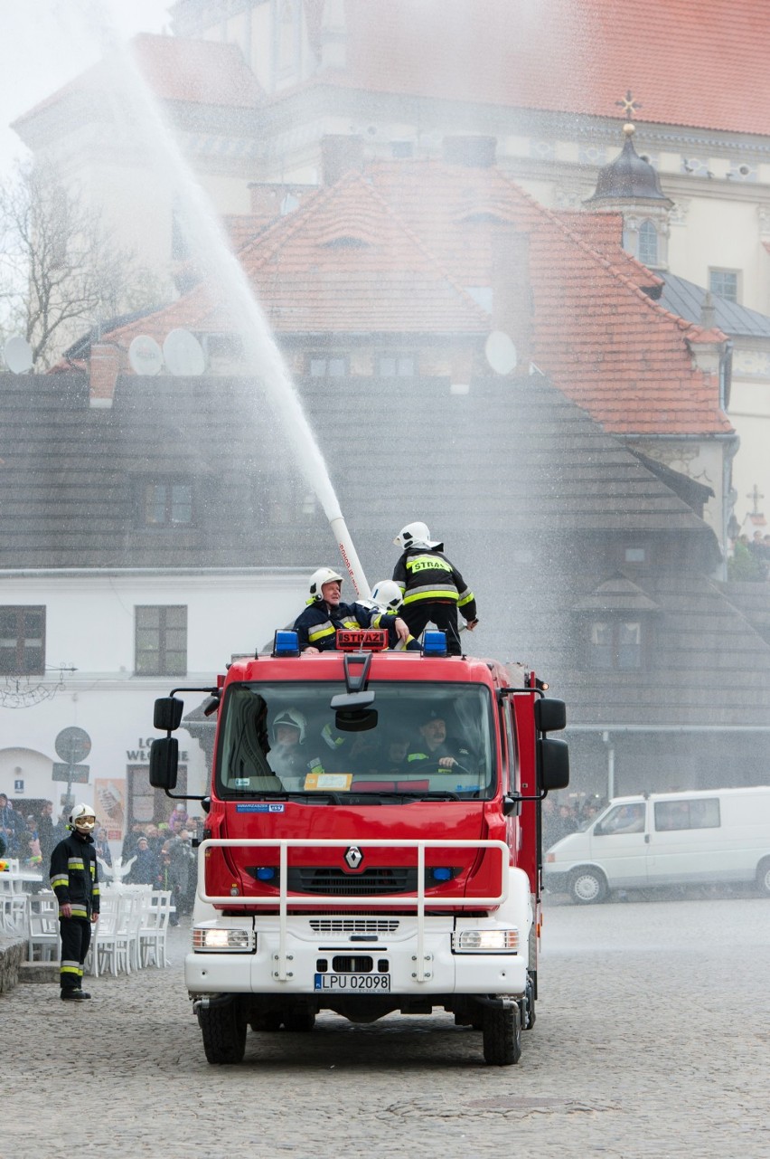 Rynek w Kazimierzu znów mokry. Strażacy urządzili tam Lany Poniedziałek