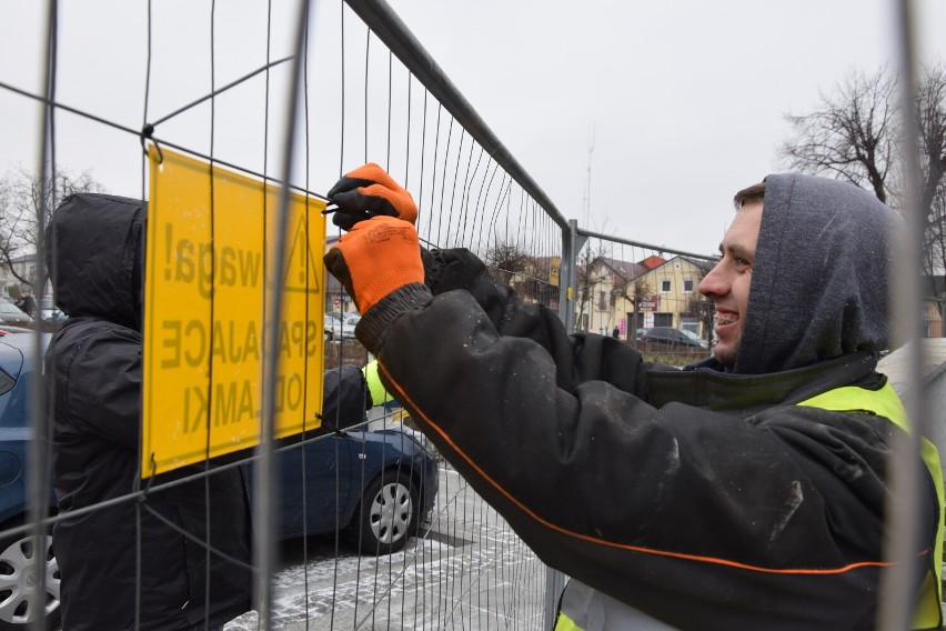 Lada moment rusza rozbiórka „Handlowca” w Poddębicach. Teren już ogrodzony, ciężki sprzęt na miejscu ZDJĘCIA