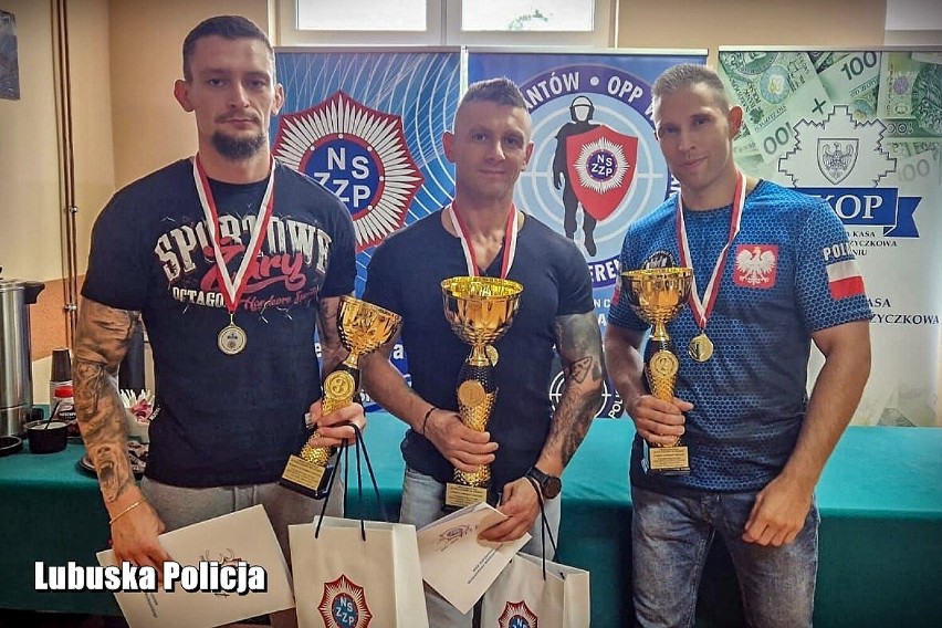 Policjant z Komisariatu Policji w Lubsku na podium V Mistrzostw Policji w podciąganiu na drążku