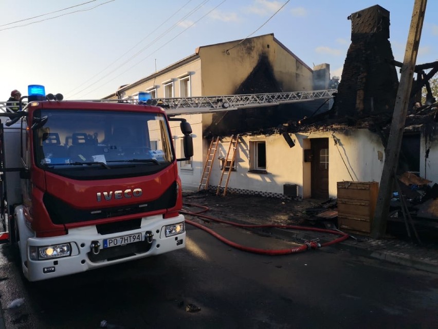 Zabytkowy budynek mieszkalny w Lwówku spłonął doszczętnie