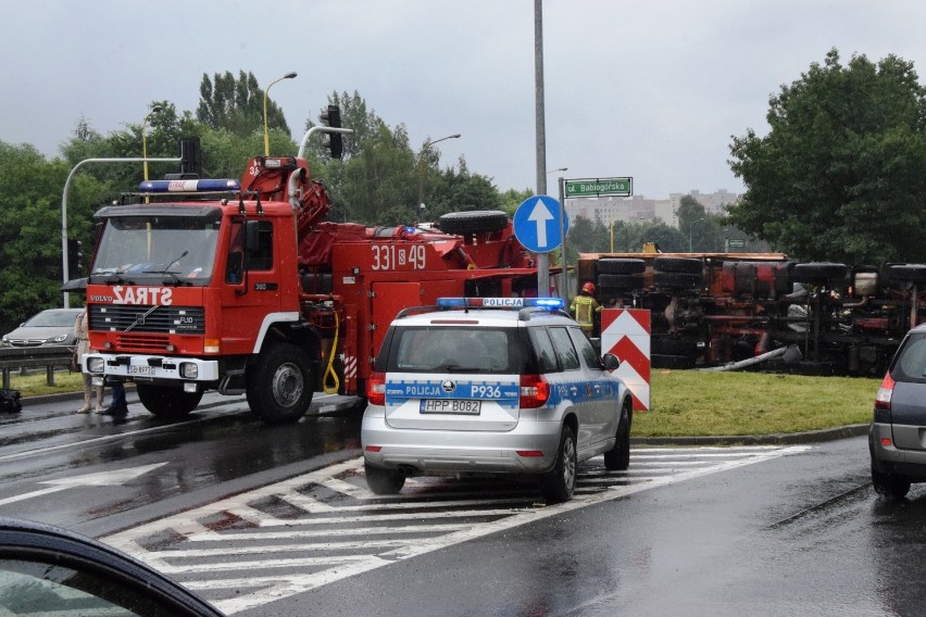 Ciężarówka przewróciła się i przygniotła  osobowego opla, w...