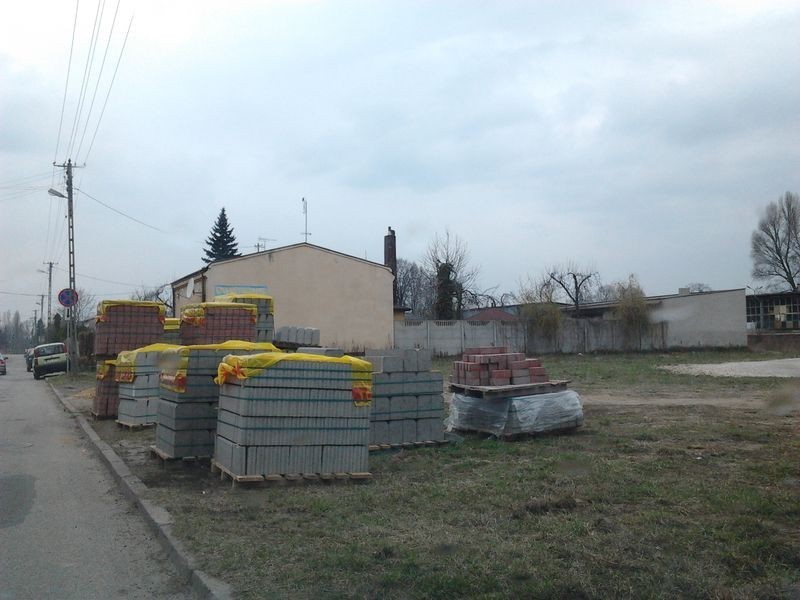 Trwa budowa chodnika przy ul. Piramowicza