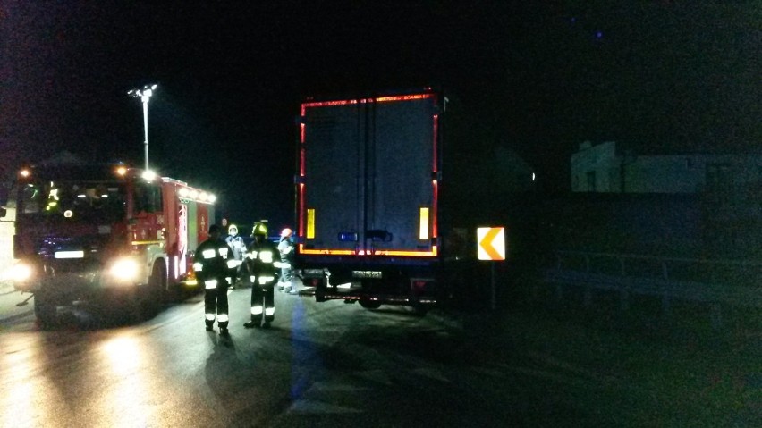 Wypadek w Koźminku. Ciężarówka wjechała w posesję