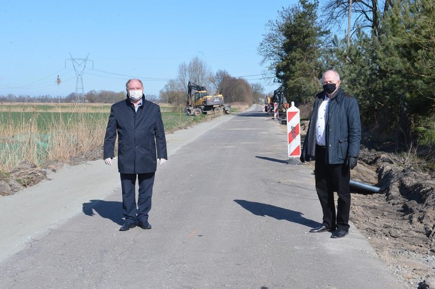 Trwa remont drogi między Błotnikiem a Kiezmarkiem. Starosta gdański i wójt gminy sprawdzili postępy prac