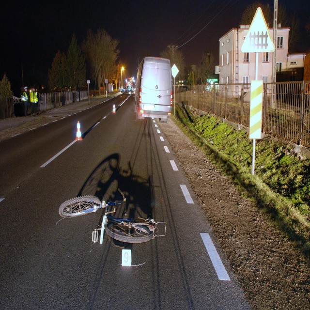 Potrącony przez autobus rowerzysta zmarł na miejscu.