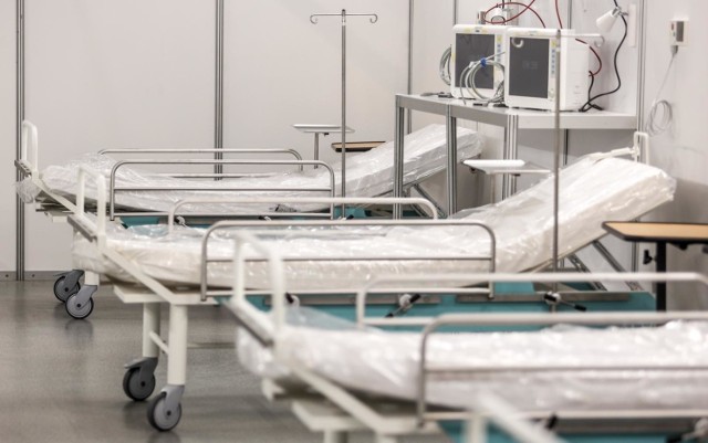 Szpital tymczasowy w Centrum Wystawienniczo-Kongresowym w Opolu zapełnia się w szybkim tempie. Po świętach będzie więcej nowych miejsc