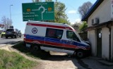 Kraków. Kierowca karetki nie zaciągnął hamulca ręcznego, samochód uderzył w ścianę budynku