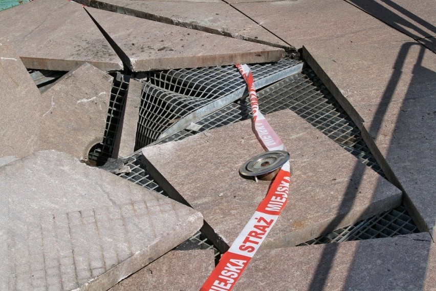 Kraków: polewaczka staranowała fontannę na placu Szczepańskim [ZDJĘCIA]