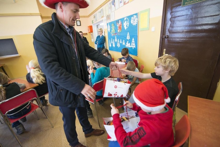 Margonin: Mikołaj z EDP Renewables odwiedził uczniów ze świątecznymi paczkami (ZDJĘCIA)