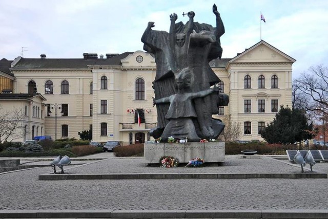 Informacje o zarobkach przesłał nam m.in. Urząd Miasta Bydgoszczy. 

Jest to mediana brutto (wartość środkowa) zarobków na poszczególnych stanowiskach: pracowników obsługi, sprzątaczek, gońców, pomocy administracyjnej, kierowców, operatorów urządzeń powielających, archiwisów, referentów, podinspektorów, inspektorów, zastępców dyrektora, dyrektorów, radców prawnych, specjalistów, sekretarza, skarbnika, zastępcy prezydenta, prezydenta.

Ważna informacja! Podsumowujemy 2019 rok. W 2019 r. nie było podwyżek wynagrodzeń dla pracowników UMB.

Ile miesięcznie zarabiają? Zobacz w dalszej części galerii.