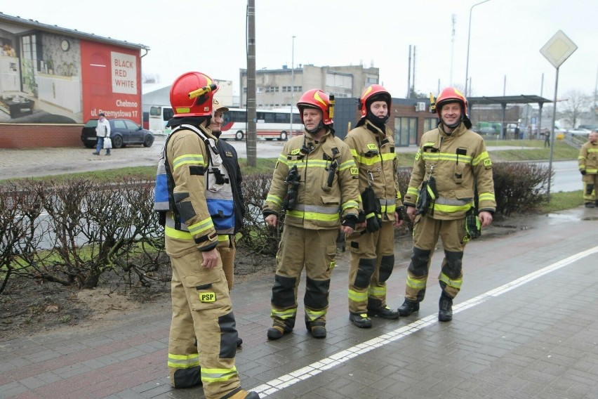 W ćwiczeniach ewakuacyjnych udział brały zastępy strażaków z...